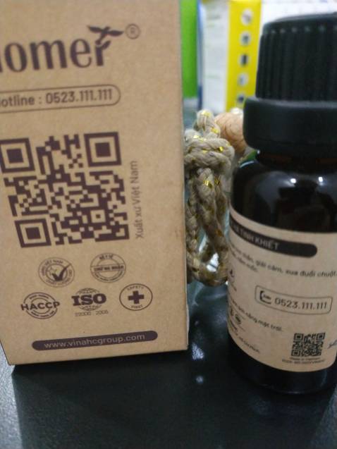 Lọ tinh dầu về hình thức thì ok!!  Treo phải để cho nó thấm vào cục gỗ trên đầu nó mới tỏa mùi chứ để trong lọ không thì nó không tỏa mùi đâu