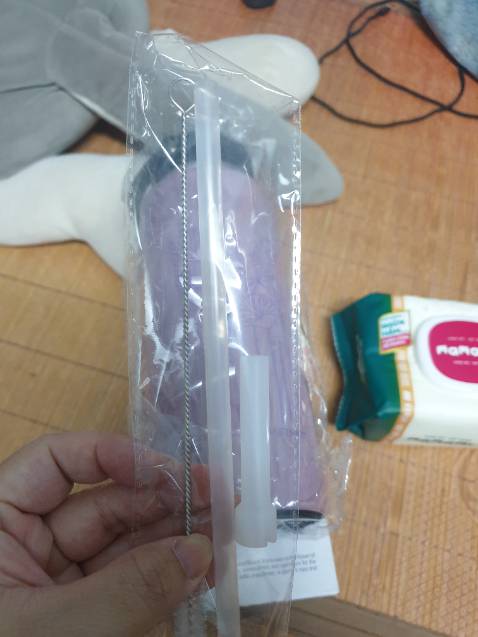 Giao nhanh kinh khủng. Đóng gói cẩn thận, tốt, bình đẹp chắc chắn dã man, có cao su dưới đây chống trượt. Cơ mà bình sịn mà cho cái ống hút hàng mã quá. Thanks tiki