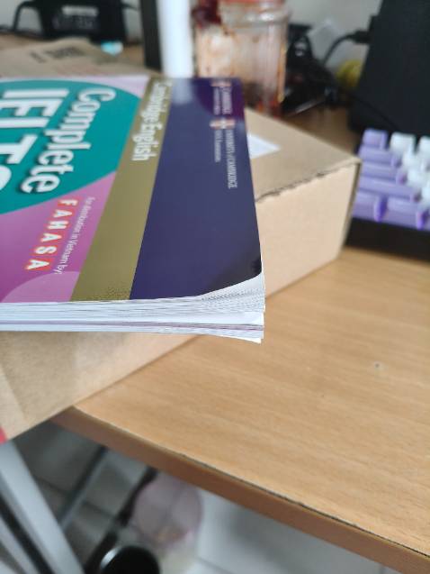 Sản phẩm giao tới vừa mở ra đã thấy bị uốn đầu sách lật ra mặt sau thì rách luôn mới ghê chứ!