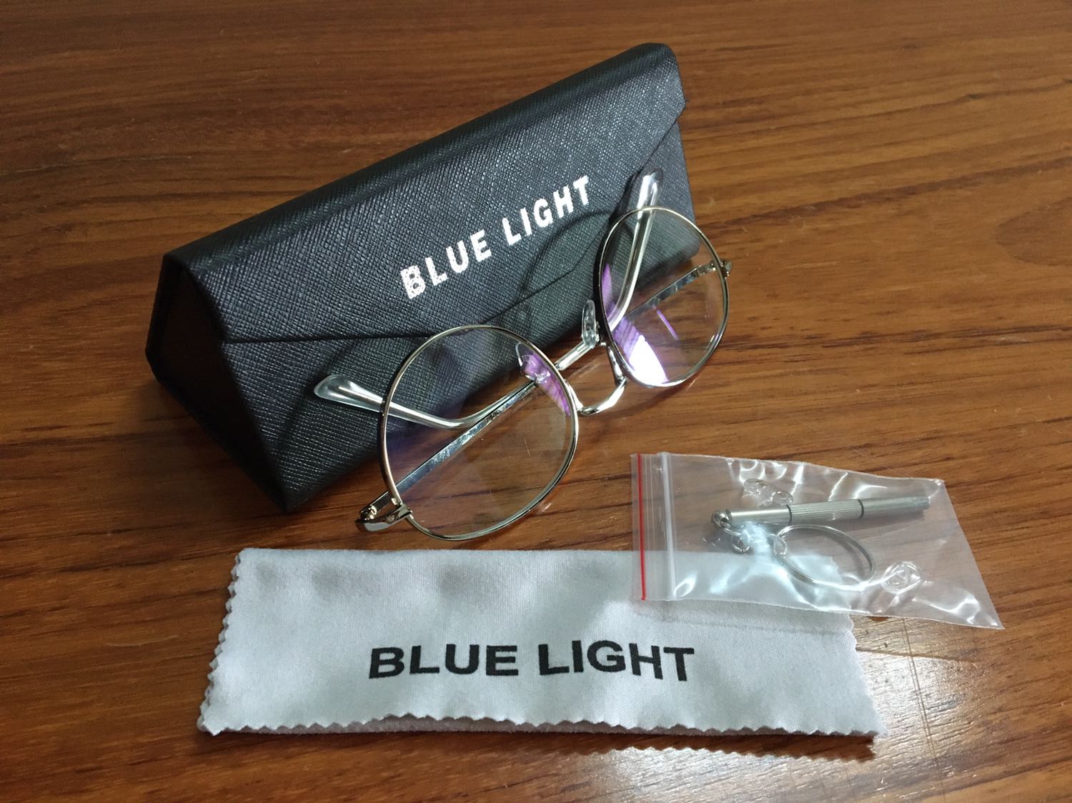 Kính đẹp và tốt lắm nha Shop!? Gọng kính chắc chắn, đóng gói cẩn thận, đầy đủ phụ kiện đi kèm. Vô cùng hài lòng với sản phẩm luôn ạ!??♥️♥️♥️
 
P/s: Tiki giao hàng quá mức lâu!!!?