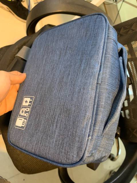 Hàng rất chất lượng, đường may chắc chắn và đẹp mắt, thiết kế hợp lý cho để phụ kiện cần để riêng cho gọn gàng.
Giá rẻ, đóng hàng đẹp mặt, giao hàng rất nhanh
Cám ơn tiki!