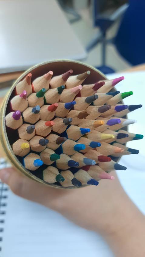 Màu đẹp, tô mịn, dễ gọt, màu sắc tươi sáng. Mình mua hẳn 4 hộp cho 4 đứa cháu 😍😍😍