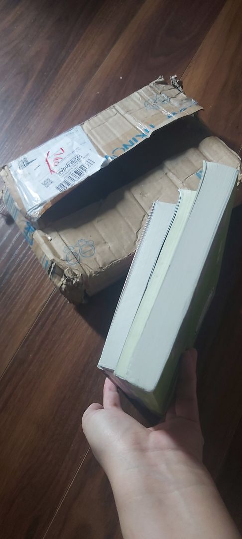 Chưa đọc nội dung nhưng mà khâu đóng gói của tiki chuyến này tệ quá. Mỗi cuốn cả trăm ngàn mà nhận về bèo nhèo hết cả Chưa đọc nội dung nhưng mà khâu đóng gói của tiki chuyến này tệ quá. Mỗi cuốn cả trăm ngàn mà nhận về bèo nhèo hết cả