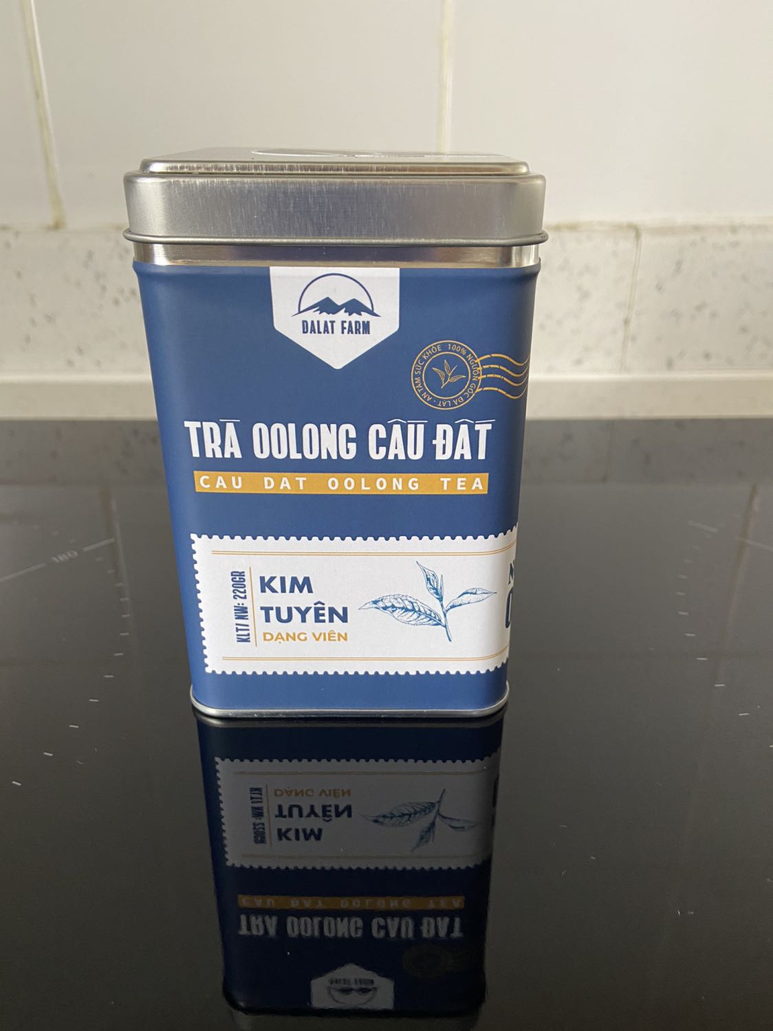 Shop giao hàng nhanh, đóng cẩn thận.
Hộp trà đẹp, gói trà bên trong được hút chân không khi lần đầu mở ra thơm ngào ngạt luôn :))
Khi pha trà rất thơm, vị trà ngon, hậu vị dễ chịu.
Trà này uống chầm chậm cảm nhận thì tuyệt.