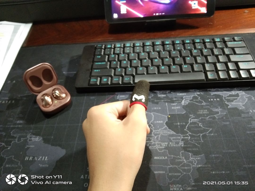 nên mua quá ổn nhưng lưu í không nên chạm vào mấy cái lông nhựa cố định tường có trên các loại dép học sinh . dùng rất chi ok  ăn màng hình thì best nhè bấm phát nào trúng phát đấy :))