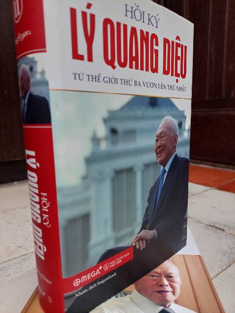 Xét một khía cạnh nào đó nếu coi chính trị quốc gia là tổng hợp của hai quá trình “ Giành *** “ và “ Giữ *** “ thì hai tập hồi ký là sự phản ánh rõ nét hai quá trình đó trong đời họat động chính trị của Lý Quang Diệu. Trong khi phần một là câu chuyện “ Giành *** “, con đường của Lý từ thuở niêu thiếu cho đến khi tham gia thành lập đảng PAP rồi trở thành thủ tướng một nước Singapore độc lập năm 1965 thì phần hai là câu chuyện hơn 30 năm thực thi việc “ Giữ *** ” của PAP và cá nhân Thủ tướng Lý để giữ gìn nền độc lập và đưa Singapore từ một nước nghèo nàn của thế giới thứ ba vươn lên thế giới thứ nhất.
Phần hai hồi ký không chỉ có thế, ngoài việc làm nổi bật các mục tiêu, chính sách được cá nhân Lý Quang Diệu và các đồng sự thực thi giúp Singapore có được vị thế như ngày hôm nay, một phần lớn nội dung cuốn sách mô tả các hoạt động ngoại giao, quan hệ quốc tế giúp nâng cao vị thế của Sigapore đối với khu vực và thế giới. Với hơn 30 năm làm Thủ tướng cùng khoảng thời gian làm bộ trưởng cao cấp sau đó, Lý Quang Diệu chứng tỏ là người không chỉ giàu kinh nghiệm đối với các dàn xếp chính trị mà còn ở khả năng kỹ trị hiệu quả. Cho dù nhiều đoạn trong hồi ký có tính chủ quan thiên kiến của tác giả thì vẫn phải thừa nhận rằng trách nhiệm, tầm nhìn, nhãn quan chính trị sắc sảo của Lý Quang Diệu  đã giúp ông vượt ra khỏi các vấn đề của riêng Singapore đến với cả các vấn đề chính trị khu vực và quốc tế để lại nhiều bài học quý cho độc giả.
