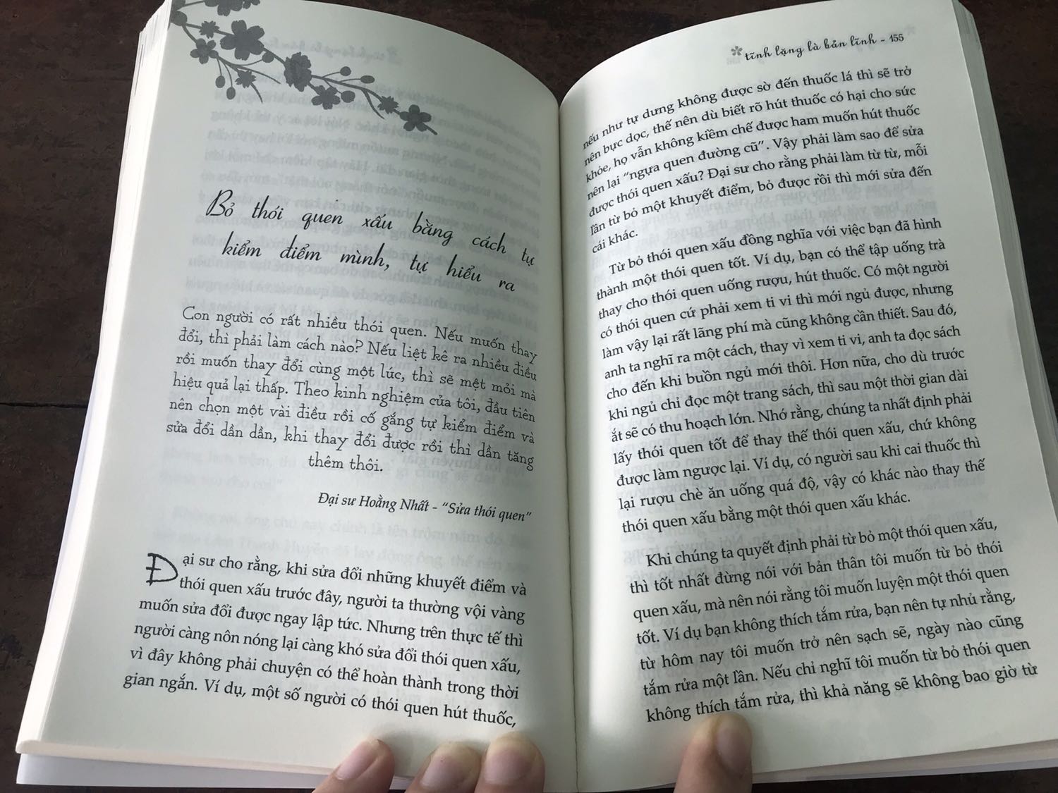 🍎Cuốn sách thay đổi cuộc đời.

☘️Ngôn từ sách cực kì dễ đọc, dễ thấm, gần gủi không có màu mè học thuật, rất cảm ơn người dịch về kiến thức và cái tâm để lại trong cuốn sách.

Đây là cuốn sách mà 1 năm mình phải lấy ra đọc lại 1 lần, có thể cả đời đọc nó vẫn thấy hay.

Lúc đầu thấy tên sách mình chỉ nghỉ là nó nói về cách là sao để loại bỏ nóng giận, nhưng thật ra còn nhiều hơn thế, nó thiên về hướng phát triển bản thân và phật giáo.

Sách nói về:
Kỷ luật bản thân
Buôn bỏ những thứ k cần thiết.
Sống tối giản.
Cách suy nghĩ tích cực.
Không sát sanh
Phải biết quý trọng thời gian.
Và còn rất rất nhiều thứ khác.... Ai đã lớn, đã biết suy nghĩ thì phải nên đọc cuốn sách này 1 lần trong đời, ít nhất là 1 lần, nhiều nhất là "n" lần.😆
