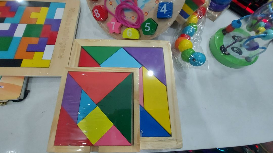 lần trước mình mua 1 bộ khá hài lòng, có hộp đầy đủ cho đồng hồ....lần này mua giá cao hơn nhưng hơi thất vọng vì đồng hồ ko có hộp và nhất là cái xếp hình gỗ nhỏ gấp đôi so với đợt trước. Mong shop vẫn giữ nguyên chất lượng để ko làm khách thất vọng như vầy.