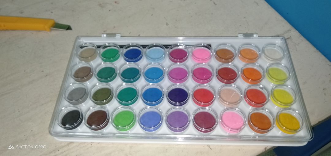 màu đẹp tô , tô mịn , giá cả phải chăng, bạn nào muốn vẽ đẹp hay là dân vẽ thì nên mua loại này. màu xài rất tốt . tôi rất thích loại này. màu này rất hợp với mik