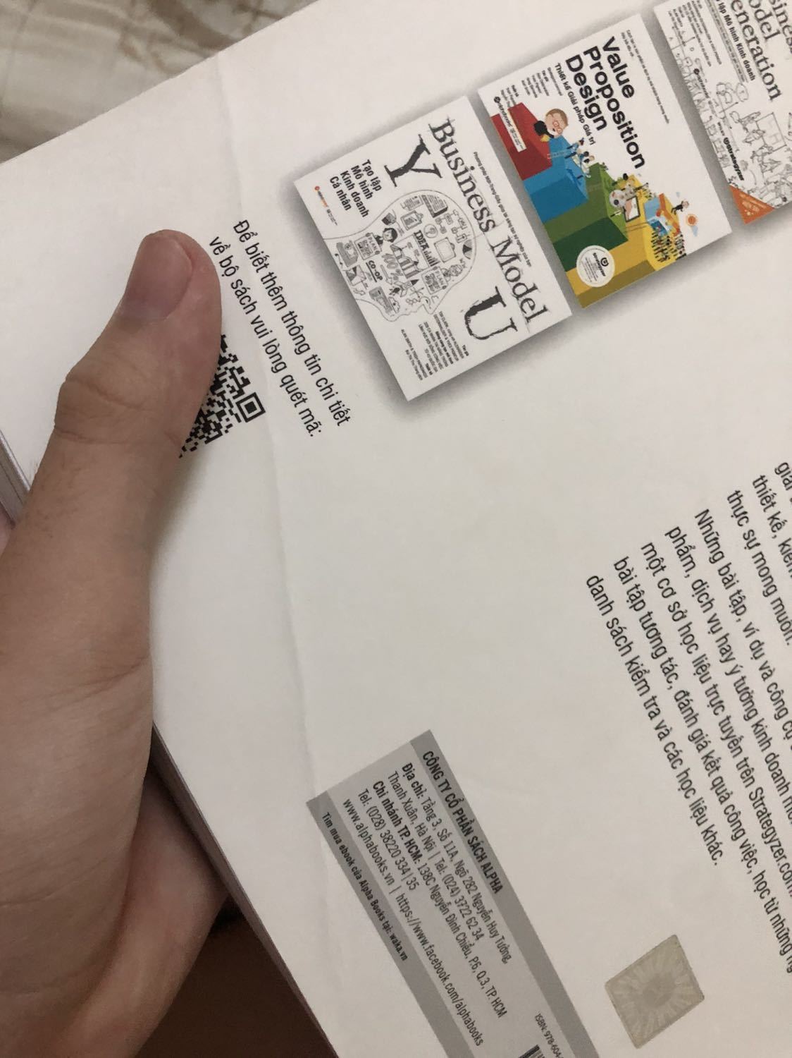 =)))))) đóng gói không chắc chắn, đóng mỗi 1 túi nhỏ mà vận chuyển từ bắc vào nam thì còn gì là sách nữa ạ ??? Sách thì bị bẩn, bị gấp đủ thứ. Được cái giá rẻ hơn giá trên sách mấy đồng + shipper nchuyem thân thiện thôi