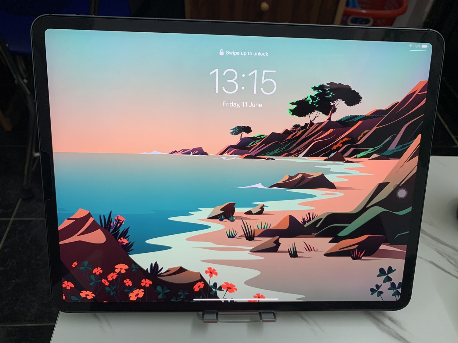 Thiết kế rất thông minh, siêu gọn nhẹ nhưng cũng khá chắc, cân được cả ipad pro 12.9 inch của mình. Rất đáng mua!