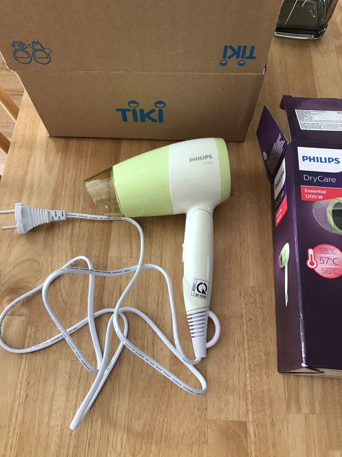 Máy đẹp, sấy rất OK. Chỉ riêng phần công tắc hơi cứng, hơi bất tiện tí. Hy vọng xài lâu sẽ nhẹ, dễ điều chỉnh hơn. Giao hàng rất nhanh !