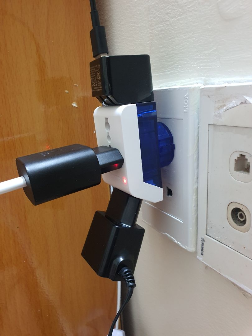 1 nhược điểm là vì kích thước lớn nên nếu cắm vào ổ cắm đôi trên tường thì ổ đó sẽ bị vướng và ổ 2 không dùng được (như ảnh)