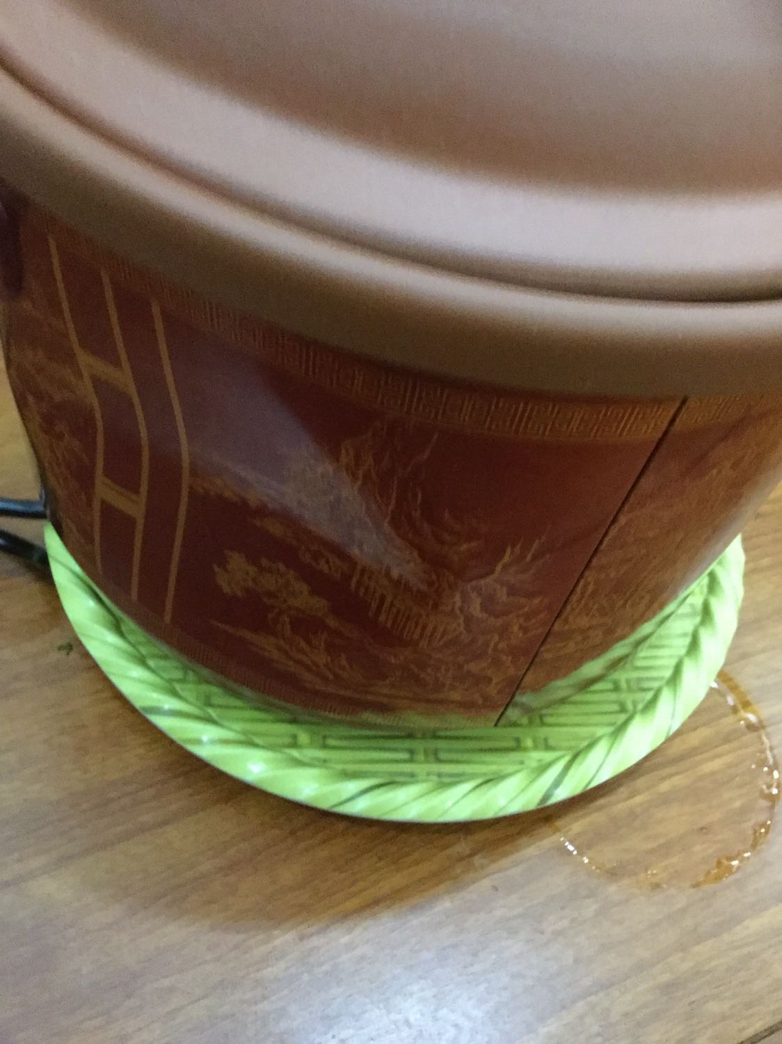 Vỏ nồi bị móp, mặc dù đóng gói cẩn thận. Điều đó chứng tỏ shop chọn cái bị móp giao cho khách hàng của mình. Bây giờ tính sao đây shop?