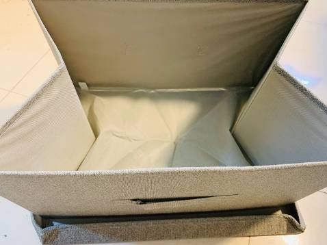 Màu sắc đẹp. Nó kiểu như màu be hoặc màu xám ghi mình nghĩ gọi thế nào cũng đều được, mình đặt khoảng gần 2 ngày thì nhận được hàng. Hộp cứng cáp, tiện lợi, dùng rất thích, tuy nhiên nên để đồ khô ráo, vì chất vải này không ưa ẩm, do vậy mọi người nhớ để đồ văn phòng, hoặc quần áo khô, hoặc đồ lót cho vào hộc tủ cũng được nha! 

Mình trước cũng mua dòng sản phẩm túi thụy điển tương tự của shop Amazon này, đúng là dân sành chơi thì lấy loại này, nó hơi đơn sắc nhưng trông rất nhã nhặn lịch sự, có màu Nâu cafe với Màu Ghi (Màu kem, hoặc màu be). Mỗi loại có ưu điểm riêng, mình thì thích kiểu dáng phong cách này! 
Tiki đóng gói kỹ lưỡng, mình tìm mua trên các sàn khác gần như loại này không có, nay may mà tìm được!! Hàng vải không mùi, ko bám bụi. Đựng được nhiều đồ. Tuy nhiên hạn chế đồ nhọn các kiểu. Chấm cho shop và sp này 5 sao! kekeke