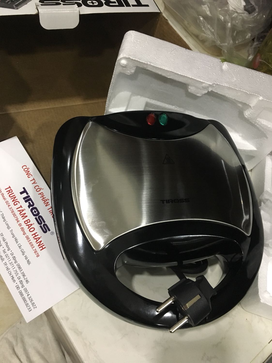 Tiki giao hàng rất nhanh, máy đẹp chuẩn, đầy đủ phiếu bảo hành với hd sử dụng, đã thử xài luôn, lần đầu tiên đug là máy có khói nhẹ, hơi khét, lần 2 ko khói, cắm vào sáng hai đèn, sau khoảng gần 2 phút đèn xanh tắt thì rút điện lấy bánh ra, ngon giòn tan ko cháy khét, rát ưng ý, đã giới thiệu bạn bè mua tiếp ug hộ shop