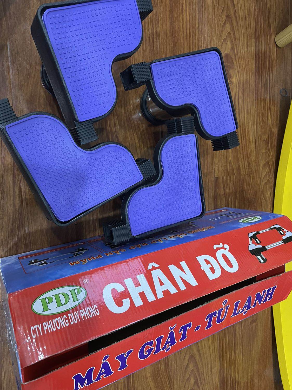 Đơn giản, gọn gàng, dễ lắp ráp, 4 chân đế cảm giác dày chắc chắn. Có 1 điểm là trừ là cái miếng lót cao su màu tím?, bao nhiêu màu ko mần đi mần màu tím?. Nên có option lựa chọn màu cho phù hợp sẽ ok hơn.