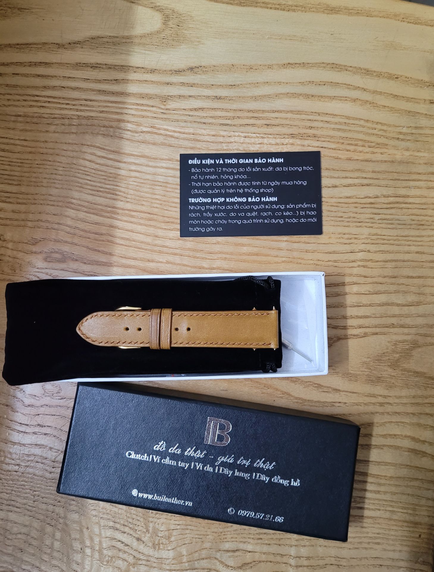 Dây đồng hồ rất đẹp, chuẩn từng đường kim luôn, không chỉ thừa nào. Có kèm phụ kiện để có thể tự thay dây. Mình xài đã hơn 2 tháng mà chưa thấy bong tróc gì cả. Hoàn toàn hài lòng.