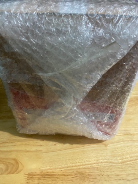 Ấn tượng đầu tiên khi nhận hàng là mình thấy đóng gói chắc chắn, hộp sản phẩm đẹp, có hướng dẫn sử dụng tiếng việt rõ ràng, chi tiết máy hoàn thiện cao, thân máy làm bằng inox nên mình rất ưng cái bụng. Nói chung mua để làm quà tặng cho người thân mình thấy cũng rất hợp lý. Còn xét về sản phẩm thì cối xay bằng thuỷ tinh có dung tích 2,2 lít rất phù hợp với nhu cầu của gia đình mình, ngoài ra còn có 2 chế độ xay rất tiện lợi. Máy chạy khá êm, đặc biệt là ko bị phụt khói như con máy cũ mình đã mua trước đó nên rất thích luôn. Đúng là tiền nào của đấy, rất đáng đồng tiền bát gạo nha.