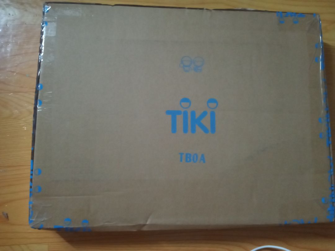 Đóng gói trong hộp to và vừa vặn ạ. Chất giấy tốt và nội dung cũng rất ổn ạ. Mua sách quét QR code và nhập mã quà tặng là có thêm vài đề để ôn nữa ạ.