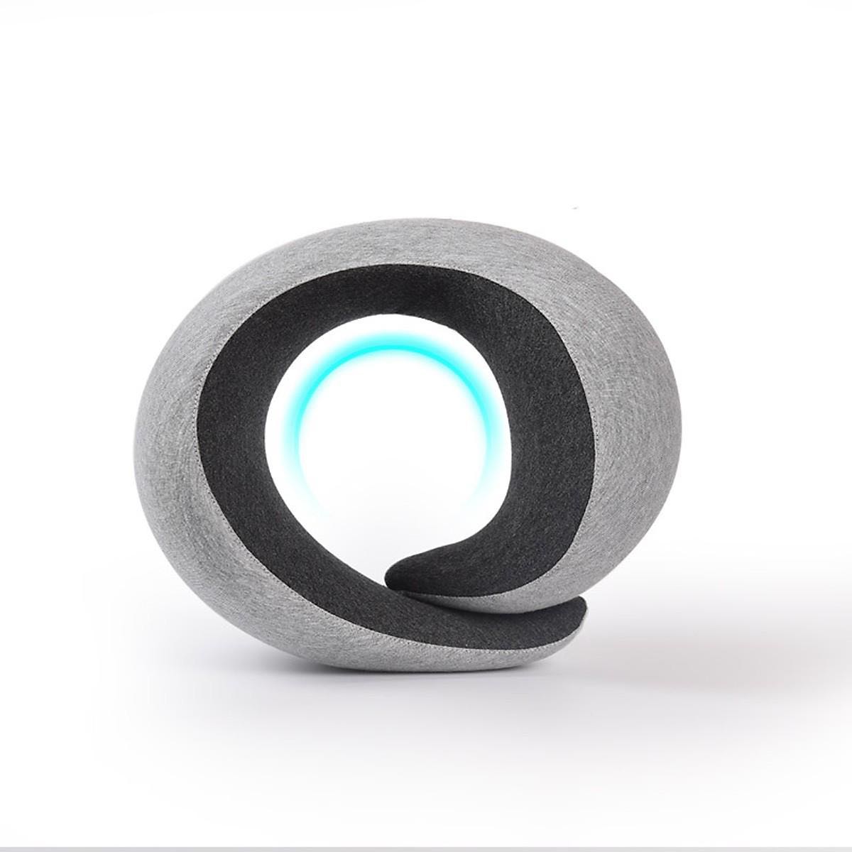 Gối mình nhận được rất ứng ý ạ, đẹp, mềm, thiết kế ôm cổ rất tuyệt ạ, ngồi máy bay mà cổ rất là thích không bị đau
Do có cái gối nó đỡ rồi ấy
Gối có túi đựng dây rút mà cuộn vài được nên rất gọn ạ
Hài lòng dịch vụ tiki