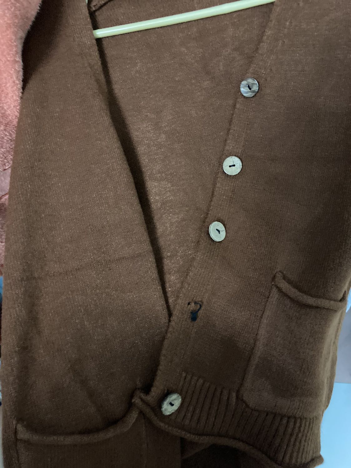 Áo mới nhận, chưa mặc lần nào, mở nút ra thì 1 nút bung chỉ.