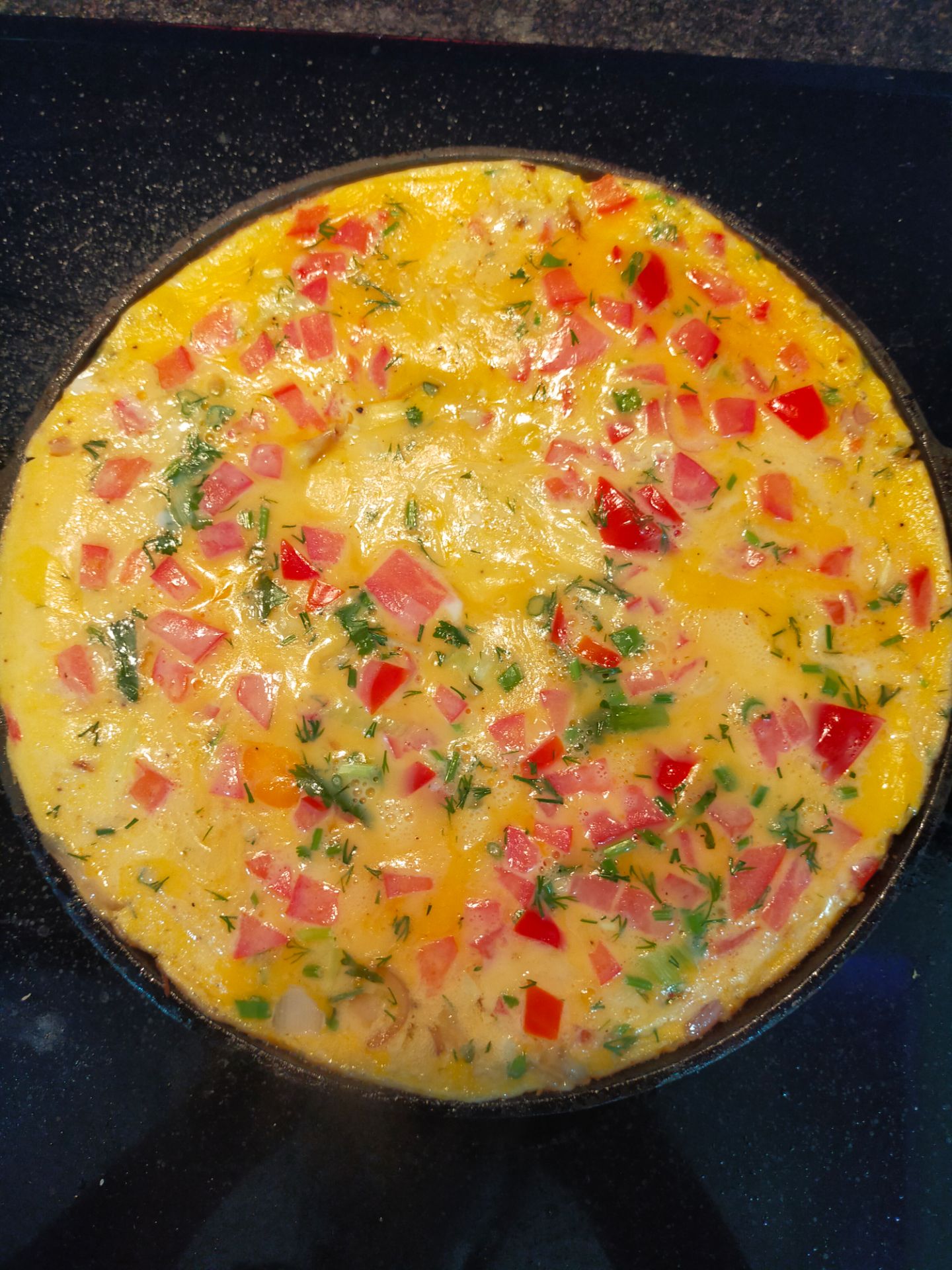 chảo dày. nặng. chống dính tốt
mình đã dùng hơn 1 năm lớp chống dính vẫn rất ok. hình awnhr mang tính chất nhận xu