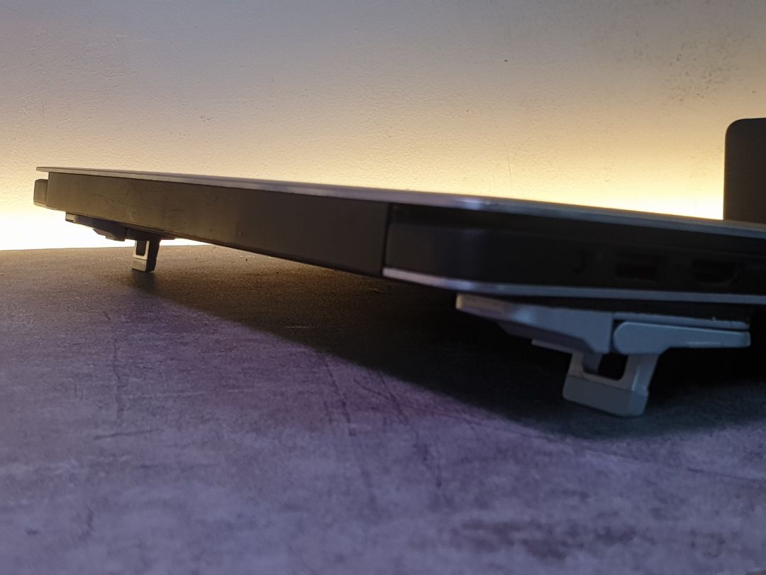 Sản phẩm tốt rất đẹp và tiện dụng tuy nhiên với dòng Dell 5520 của mình thì hơi khó dán, phải độ lại toàn bộ mặt keo do thiết kế của máy bo cong ở các cạnh. Không hiểu sao với keo zin khi dán lên con macbook thì dính rất chắc nhưng dán lên con dell thì lại không dính.