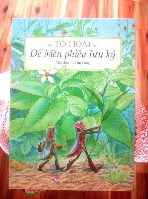 Thật sự quyết định để mình chọn mua cuốn Dế Mèn Phiêu  Liêu Ký này là bởi tranh minh họa của cuốn sách rất đẹp, cách dàn trang và trình bày nội dung của cuốn sách rất hút mắt, mình chưa bao giờ ưng ý đến tuyệt đối khi mua một cuốn sách đến như vậy và cuốn sách này đã khiến mình phải thốt lên WOW khi cầm trên tay, và mình đã đi khoe rất rất nhiều người về cuốn sách (nội dung thì mình không bàn đến bởi Dế Mèn Phiêu Liêu Ký là một tác phẩm văn học kinh điển của Việt Nam rồi). Điểm thứ 2 mình rất thích ở cuốn sách này là có lời đề tặng và chữ ký của tác giả, nó giống như một món quà tặng rất đáng trân trọng với người sử hữu được cuốn sách vậy.
