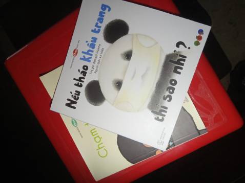 Đọc sách giúp bé mình hiểu đc nhiều điều về khẩu trang hơn, con cũng hợp tác ghê