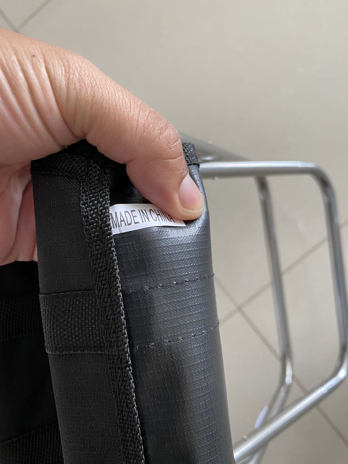 Chọn màu đen (thấy hiện khung vàng nên mình chọn đen) shop giao màu bạc, túi đựng cũng ko có logo. Hết màu nhắn mình 1 tiếng là được ko nên cứ lẳng lặng giao như vậy.

Chất lượng thấy ổn, ghé hơi nhỏ nhưng ngồi cảm giác ổn. 
Ae thích mua cũng được.