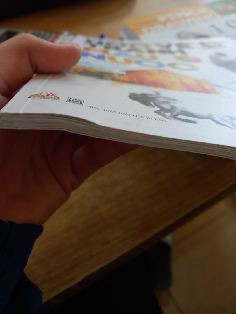 Sách cong và bị bẩn ở một số chỗ. Đơn hàng mình đặt thì có đc tặng kèm thêm bookmark nhưng đến lúc nhận hàng thì lại k thấy. Trừ quyển này ra thì tất cả những quyển khác đều ổn và đẹp nhưg mà giao hàng hơi lâu.