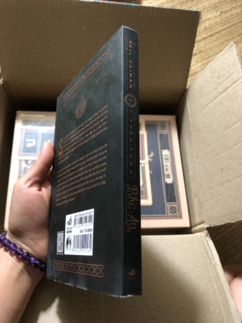 Sách nhỏ gọn, bìa đẹp, giấy đẹp, in ấn đẹp.