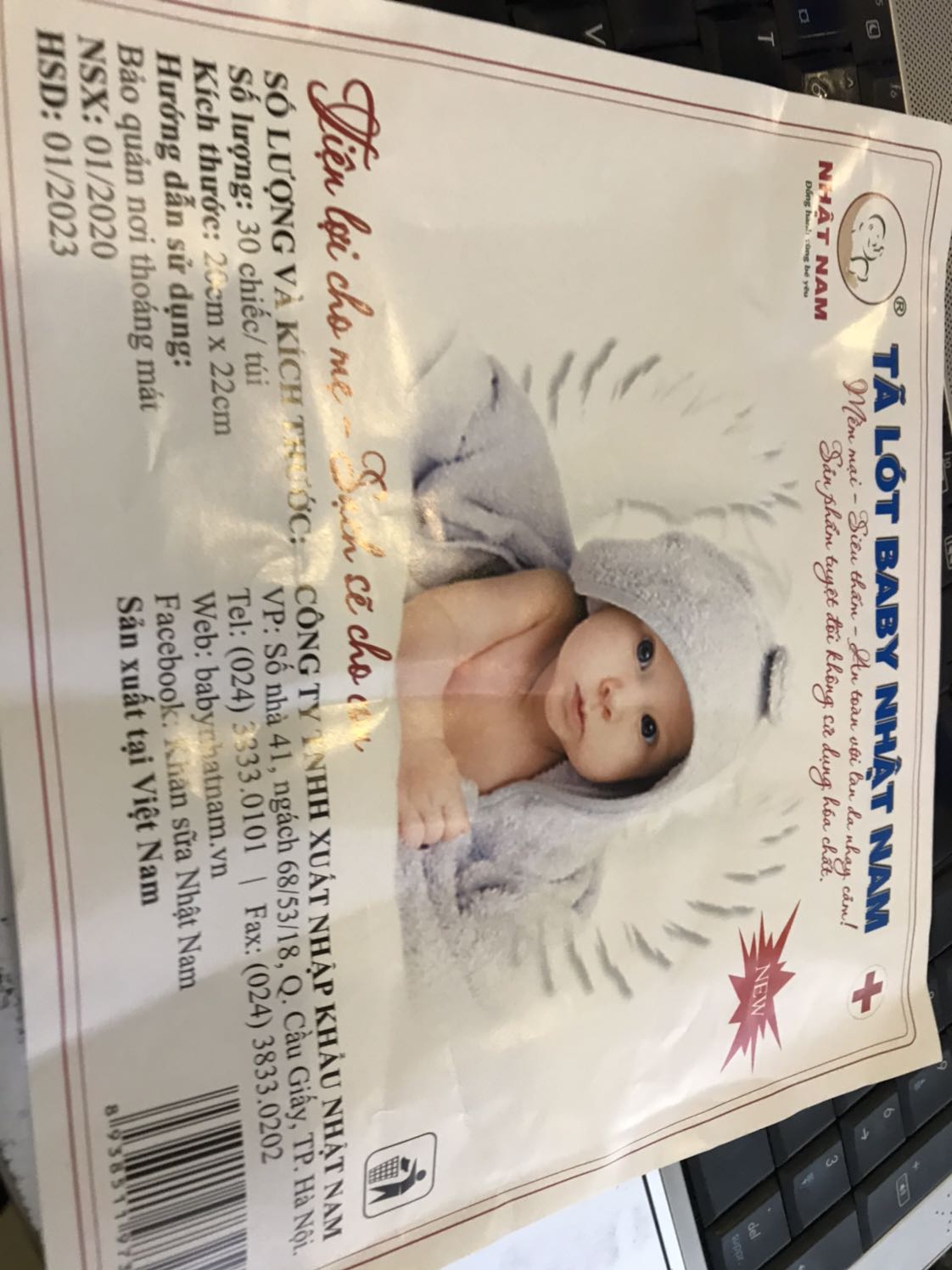 Về chất liệu tôi thấy ổn, so với giá có thể nói là hài lòng. Set hàng 3 gói, nhãn hiệu Nhật Nam đúng như hình sản phẩm.


Tiki để chung các nhà cung cấp như vầy rất thiệt thòi cho các nhà cung cấp làm ăn đàng hoàng. Khách mua hầu như chỉ biết mua qua Tiki và theo uy tín Tiki, dù chọn lựa nhà cung cấp cũng theo tính hấp dẫn của giá chứ chẳng biết ai uy tín hơn ai... Tôi mua của Siêu thị của Bé. Xét về số lượng gói trong combo và nhãn hiệu là đúng (so với người mua không đúng hàng thì may mắn hơn), nhưng số lượng miếng trong mỗi gói thì 3 gói có 2 gói thiếu. Mô tả một gói 30 miếng, nhưng chỉ có 29 miếng. Lúc đầu tôi nghĩ là lâu lâu sơ suất trong đóng gói, nhưng vì tò mò tính trung thực nên tôi cố đếm hết các gói. Việc 2/3 gói bị thiếu thì khó có thể tin do sơ suất. Để tránh nhận xét lầm, tôi đã đếm 2 gói thiếu 3 lần, lúc đang viết nhận xét, lấy đếm thêm lần nữa để tránh trách oan. Vấn đề này không rõ lỗi nhà sản xuất hay shop. Nếu shop thấy phía mình không lỗi thì nên làm việc lại bên nhà sản xuất.

Đóng gói, giao hàng thì Tiki làm tốt.