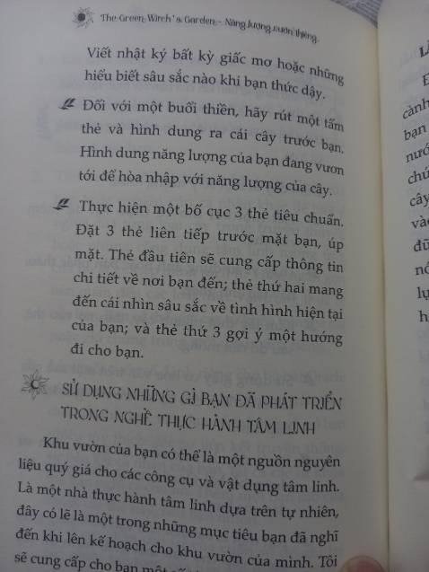 Quyển sách nói về cách chăm sóc một khu vườn dành cho những người thực hành tâm linh dựa vào tự nhiên. Sự gắn kết năng lượng giữa người hành thiền và khu vườn của mình. Những điều sách hướng dẫn có thể là điều không tưởng ở thực tại, nhưng những ai đang tìm hiểu về huyền học và muốn ứng dụng nó để chữa lành chính mình thì nên có 1 quyển trên kệ sách của mình. Hãy đọc thật chậm và suy ngẫm