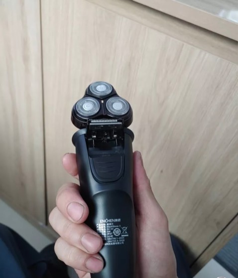 Máy ok la luôn, mẫu mã đẹp, cạo không sợ bị đứt gì luôn, còn có thêm dao cạo phía sao máy, trường hợp râu quá cứng thì mình sẽ cạo lại 1 lần nữa vs dao cao phía sau này hoặc cạo được ở vùng khác.. siêu thích..hi