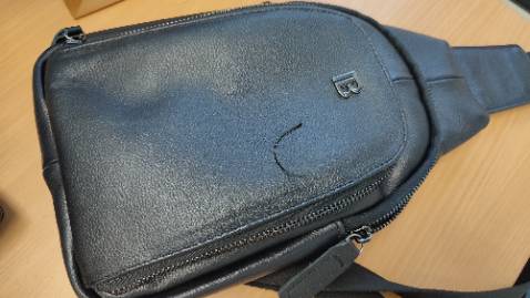 Sản phẩm ở mức hoàn thiện cơ bản, có chút lỗi nhẹ như thừa da, thừa chỉ. Nhìn chung giá này chấp nhận được. Dùng 1 thời gian xem bền không.