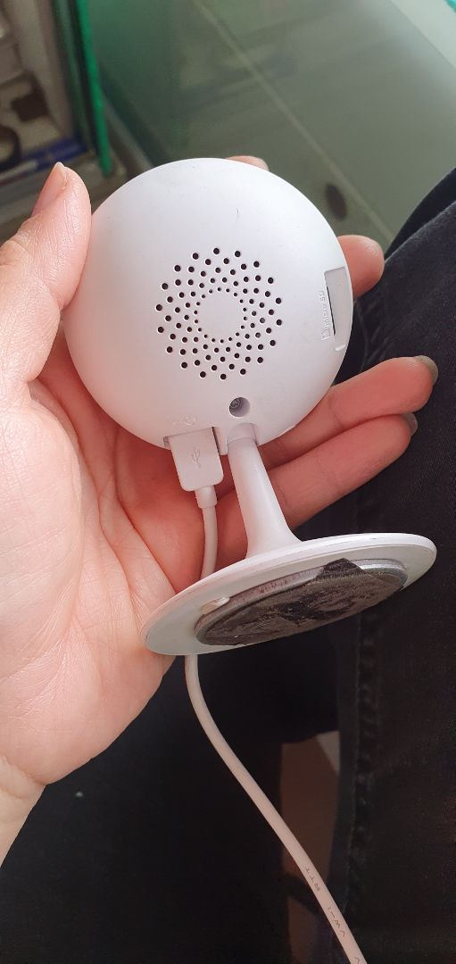 chất lượng ổn định, hình ảnh rõ nét, bạn nào thấy mic nhỏ thì bóc nilon mặt trước cam ra là được vì mic nhỏ xíu ngay cạnh cam. Nhược điểm là góc xoay hạn chế, chỉ gật lên gật xuống được. Nếu muốn cam xoay sang phải hay trái thì phải để thẳng đứng.