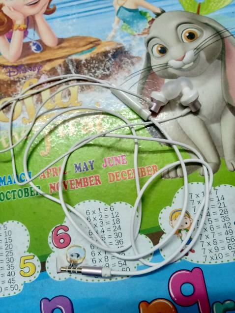 Âm thanh tốt sử dụng đc vài tuần chưa bị gì, nhìn sợi dây khá mỏng nhưng như v là rất phù hợp với giá tiền r. Sử dụng ổn, tốt. Có kèm theo đệm lỗ tai 3 kích cỡ khác nhau để vừa tai người sử dụng hơn Âm thanh tốt sử dụng đc vài tuần chưa bị gì, nhìn sợi dây khá mỏng nhưng như v là rất phù hợp với giá tiền r. Sử dụng ổn, tốt. Có kèm theo đệm lỗ tai 3 kích cỡ khác nhau để vừa tai người sử dụng hơn