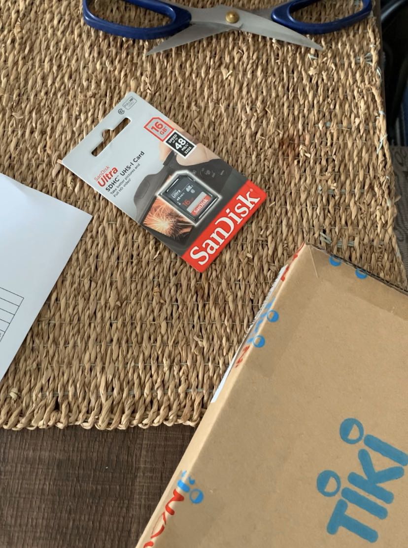 Hình ảnh khách chụp sai mà bộ phận duyệt cũng duyệt, cái mình cũng bị lầm, mắt nhắm mắt mở không để ý tên nên order về dùng không được.
Thẻ này dành cho máy ảnh, mọi người lưu ý. Nchung cũng lỗi của mình nên cũng không trách ai được :)) có điều Tiki nên gỡ cái hình không liên quan kẻo confuse khách sau.