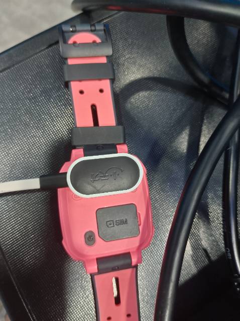 Chính hãng giá tốt,  trường học cho phép dùng. Màu đẹp con rất thích đeo..  định vị con dễ dàng,  app dễ cài đặt