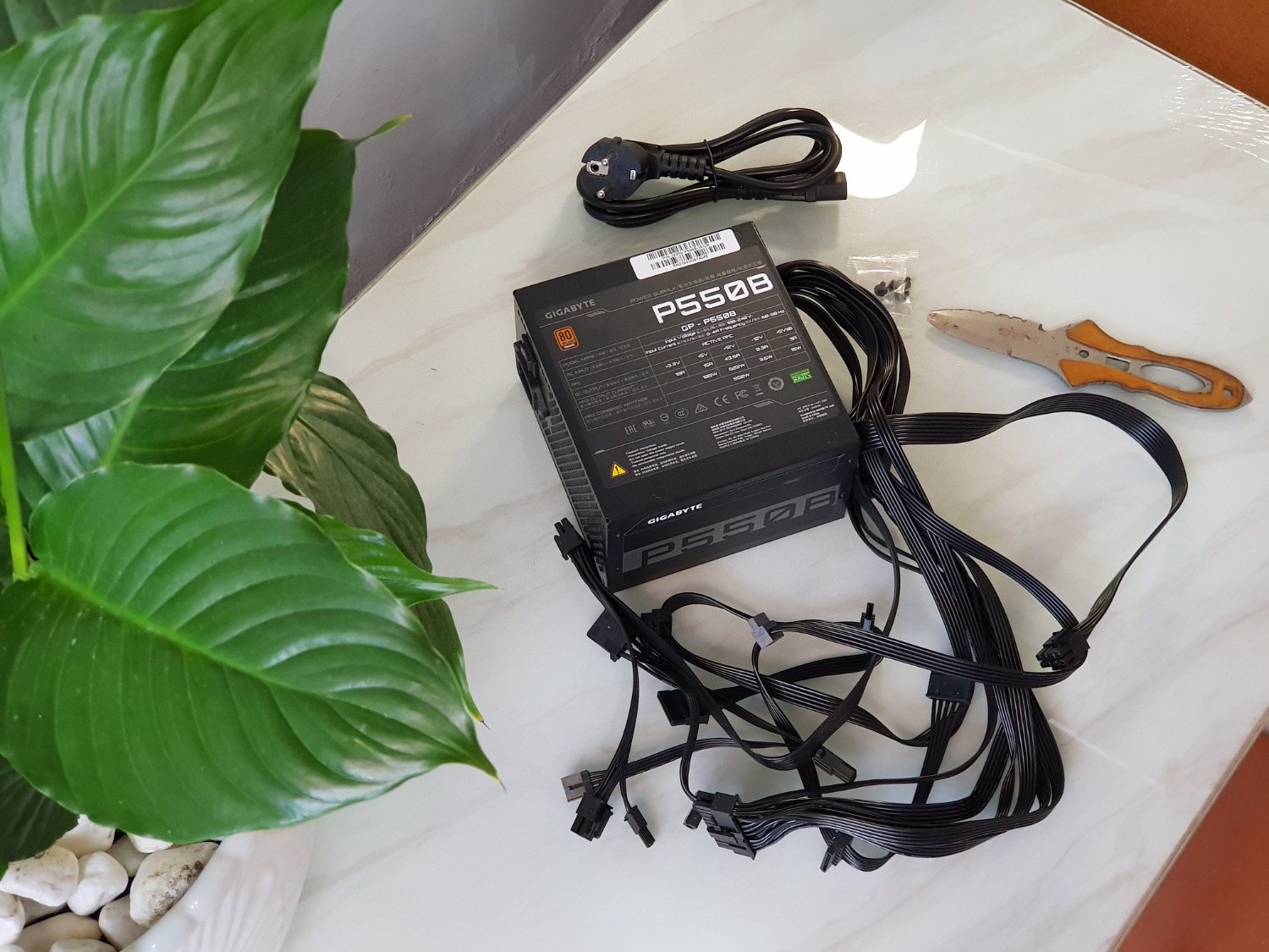 Sản phẩm đã bị mở từ trước, dây nguồn lạ hoắc. Mua rồi thì dùng thôi, tốt hay không thời gian mới rõ . Đây là sản phẩm thay thế của Tiki, vì Tiki tự hủy đơn hàng từ Tiki Trading đã trả tiền trước của mình, nên mình nhận và dùng luôn vì không muốn kéo dài thêm thời gian (mình mua từ Tiki Trading ngày 24 tháng 4 và trả tiền trước, sau đó Tiki tự hủy và đề nghị giao sản phẩm từ nhà cung cấp khác, mình đồng ý và đến ngày 11 tháng 5 thì nhận hàng). Một trải nghiệm không mấy hay ho của mình từ Tiki. Có rất nhiều cách để nghi nhận và theo dõi ngày bảo hành của sản phẩm, các nhà bán không nên gửi sản phẩm không còn nguyên seal cho khách. Xin trân trong!