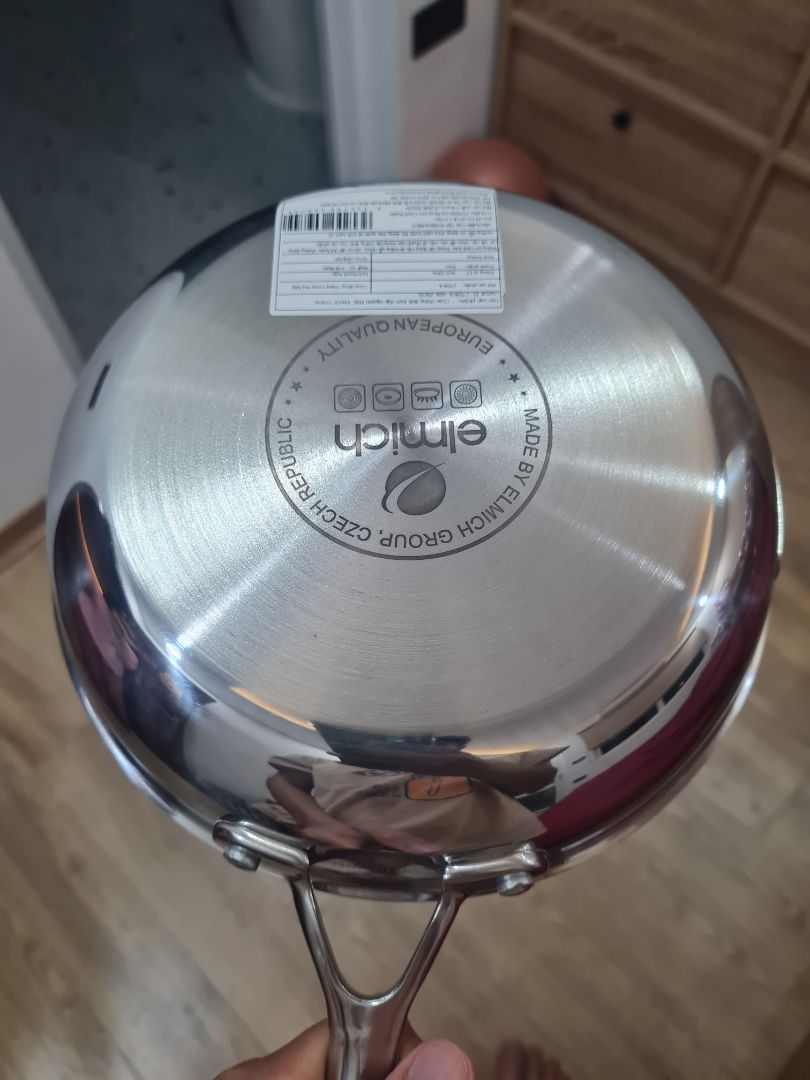 Đóng gói khá sơ sài, như thể hàng đổi trả. Giao hàng siêu nhanh. Vị trí dán tem mác hơi vô duyên, keo dán cũng khó tẩy rửa. Chất lượng chảo thì rất tốt, chảo liền khối nhiệt tỏa đều ko bị lồi đáy chảo Đóng gói khá sơ sài, như thể hàng đổi trả. Giao hàng siêu nhanh. Vị trí dán tem mác hơi vô duyên, keo dán cũng khó tẩy rửa. Chất lượng chảo thì rất tốt, chảo liền khối nhiệt tỏa đều ko bị lồi đáy chảo