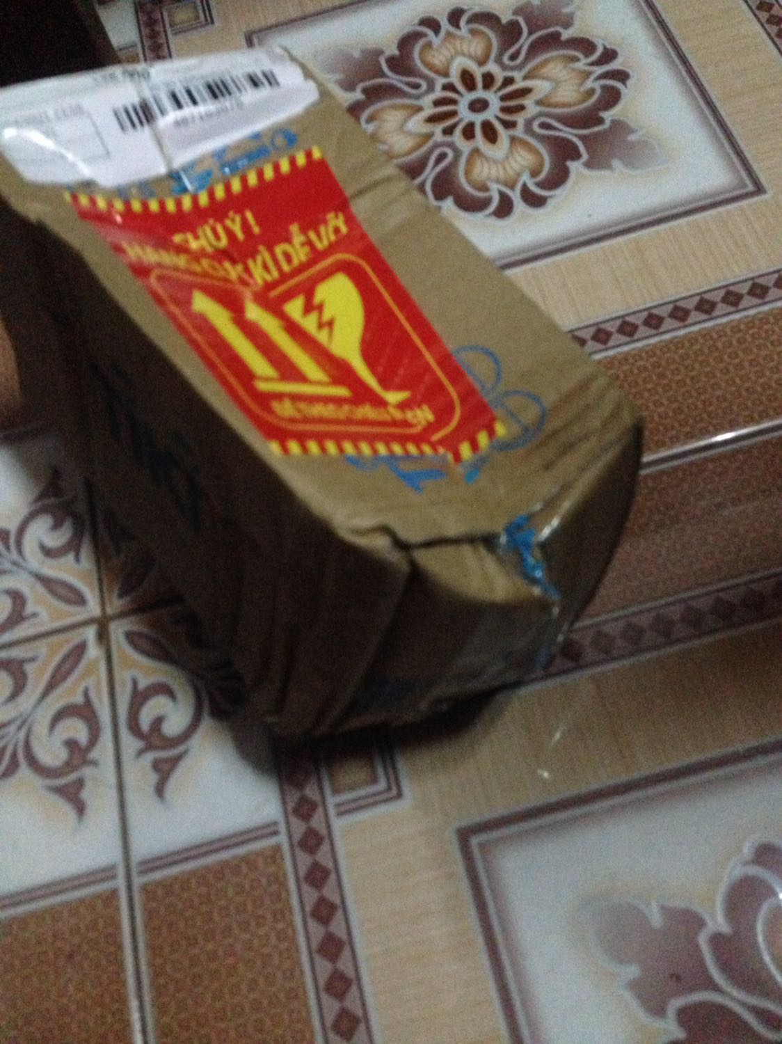 Đầu tiên là về đóng gói tiki đóng gói khá sơ sài, chỉ bằng bọc ni lông
Và ko biết vận chuyển như thế nào nhưng hộp nhận đc méo mó 
Chai xước khá nhiều
Và đặc biệt là nhà bán có nói là thương hiệu và xuất xứ đều từ Pháp
Nhưng mã vạch lại được mã khác dán lên phải xé ra mới thấy mã của chai và lại là 692 là từ Trung Quốc????