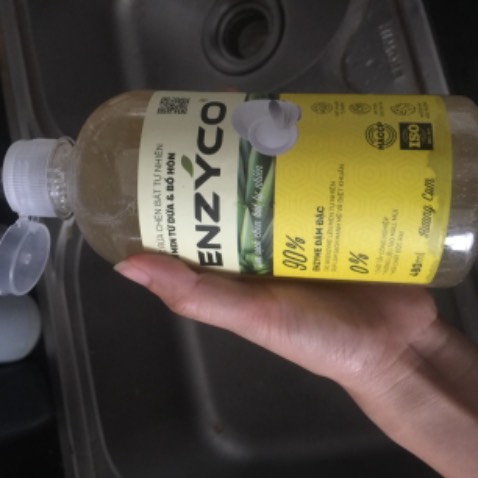 Sản phẩm có mùi thơm dịu nhẹ. Có vẻ như ko làm hại da tay như nước rửa bát thông thường