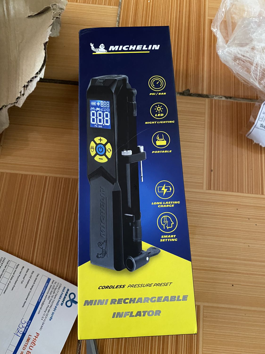 Mua cái nâng và cái bơm to, shop giao chỉ cái bơm mini, nhắn shop đổi lại thì cũng đổi cái bơm, thế là mất tiền cái nâng.