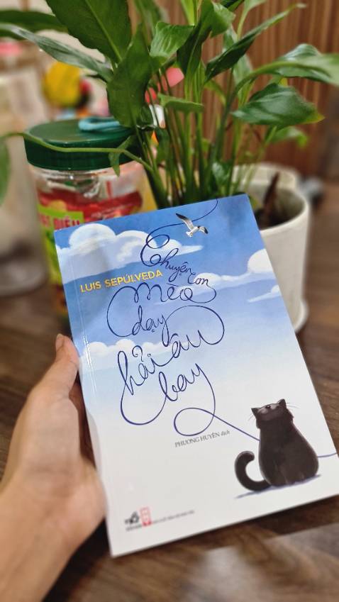 [Chuyện con mèo dạy hải âu bay]
Một tác phẩm viết từ năm 1996 dành cho trẻ em và những người đã từng là trẻ em. Câu chuyện về những chú mèo đã nhận bảo vệ, nuôi dưỡng và tìm mọi cách dạy bay cho chú hải âu bé nhỏ theo lời trăn trối của hải âu mẹ. Cuốn sách này mang đến rất nhiều bài học cho người đọc, từ lòng nhân ái đến chữ tín, từ niềm khát khao tự do đến tinh thần trách nhiệm, tình người và hành động bảo vệ môi trường. Một câu chuyện thấm đẫm tình mèo và tình người. Đáng đọc và đáng suy ngẫm.
Trong cuốn sách có một câu nói của mèo Zorba khiến mình suy nghĩ mãi: Thật dễ dàng để chấp nhận và yêu thương một kẻ nào đó giống mình, nhưng để yêu thương ai đó khác mình thực sự rất khó khăn. 
#chuyenconmeodayhaiaubay