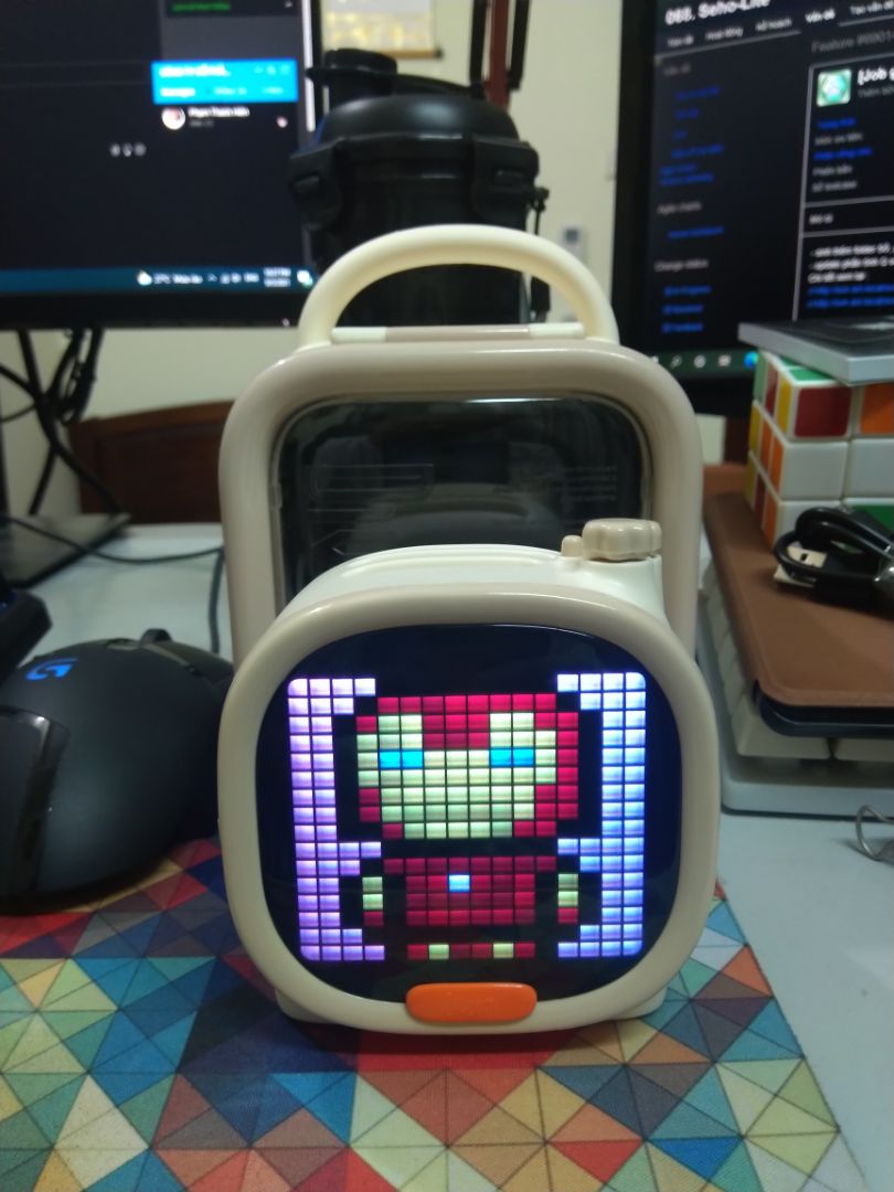 Lần đầu mình dùng loa bluetooth độc đáo như này, thoả mãn cả phần nghe lẫn nhìn. Âm thanh to rõ, âm bass vừa phải nên hợp với thể loại nhạc acoustic hơn là edm. Màn hình tuy chỉ hiển thị hình ảnh 8 bit nhưng rất sắc nét, màu sắc rực rỡ. App trên điện thoại hỗ trợ nhiều tính năng, dễ sử dụng, bluetooth kết nối nhanh. Ban đầu mình tưởng nút trên loa chỉ xoay, hoá ra còn ấn được để dừng, tua bài trước/tiếp theo