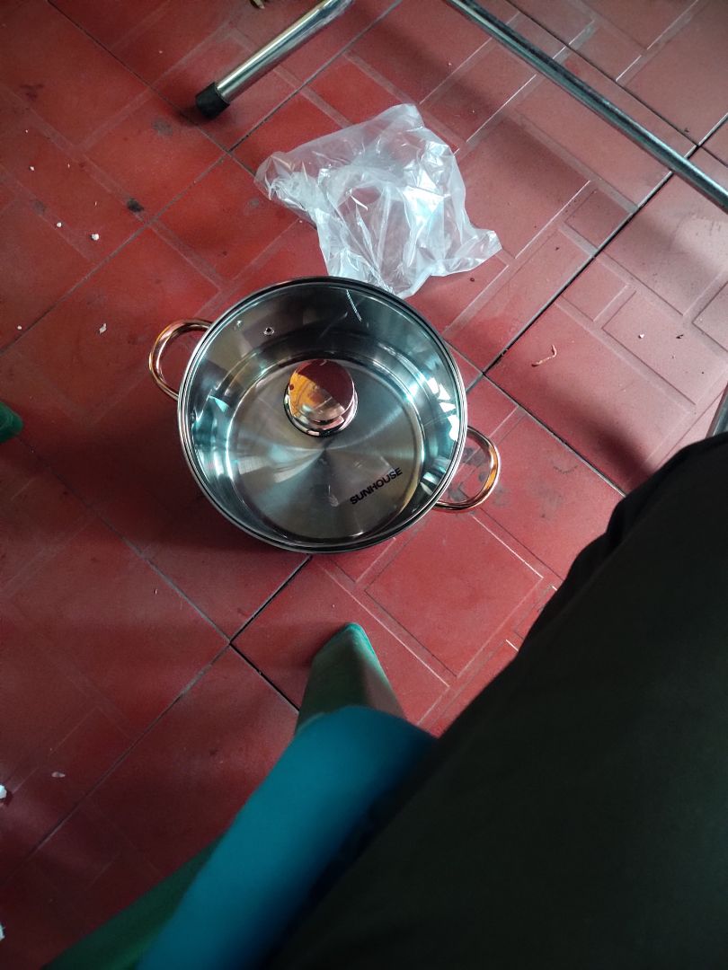 mình đã nhận sản phẩm
chất lượng tốt, chính hãng.
Tuy nhiên (cái này ngoài lề), bên giao hàng Best Express làm ăn như c*t, ngày 7.12 hàng đã đến Hạ Long và giao cho nhân viên đi ship, tuy nhiên mấy hôm sau ko thấy giao cho mình, mình gọi lên tổng đài 2 lần, gọi cho shiper 5 lần và cuối cùng phải ra tận kho hàng cách nhà 15km để lấy hàng. Đến nơi thì nhân viên kho báo là đã giao hàng của mình cho shiper đi giao rồi- wtf????
Cạch mặt bọn Best Express