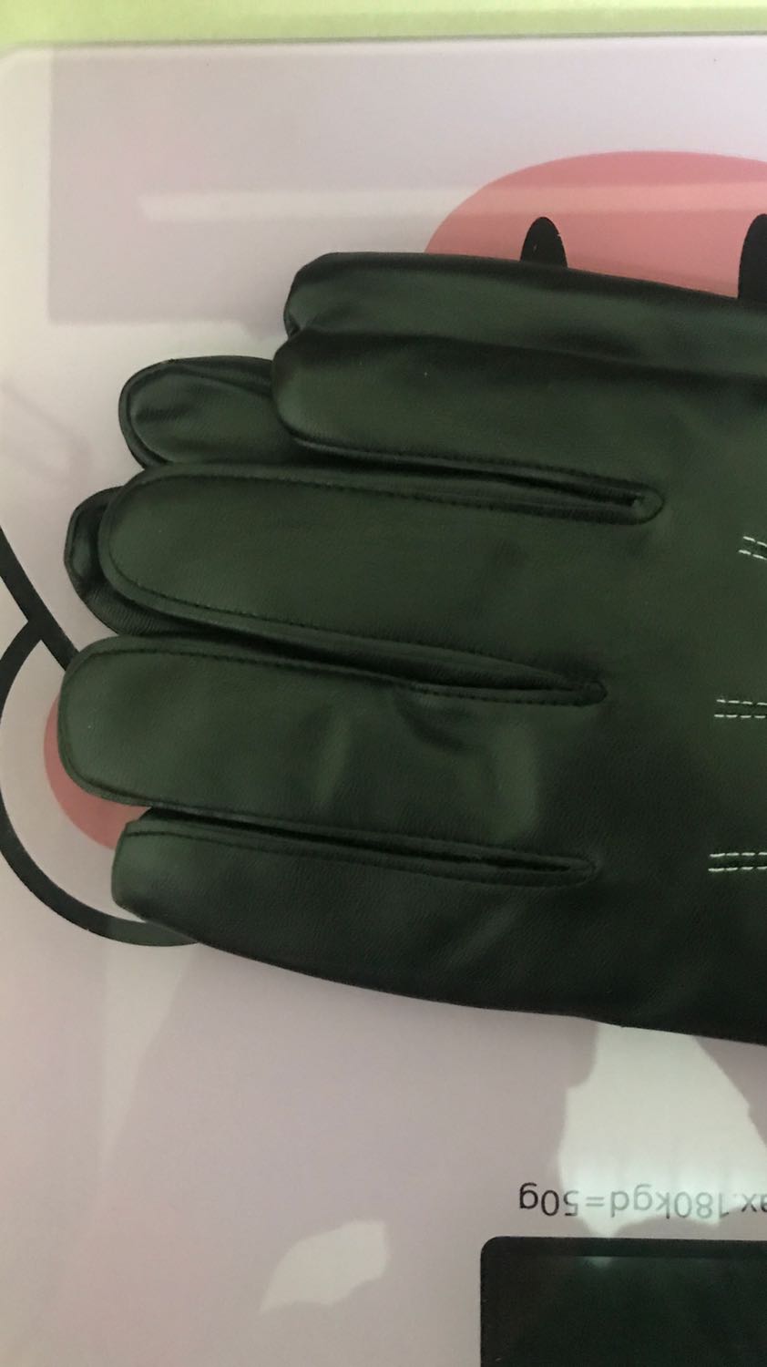 Găng tay da mềm. Bên trong có lớp lót mềm đeo thích ghê. Da chất hàng ok khỏi chê. Hàng mua trên tiki thấy chọn lọc hơn ít lỗi hơn các sàn khác. Càng mua càng thấy tin tưởng hơn. Ah sản phẩm vuốt điện thoại cảm ứng quá nuột luôn nữa ấy. Sẽ tiếp tục ủng hộ shop nếu có nhu cầu. Cảm ơn shop.